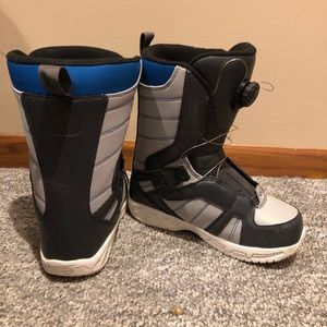 Boys snowboarding boots - size 6